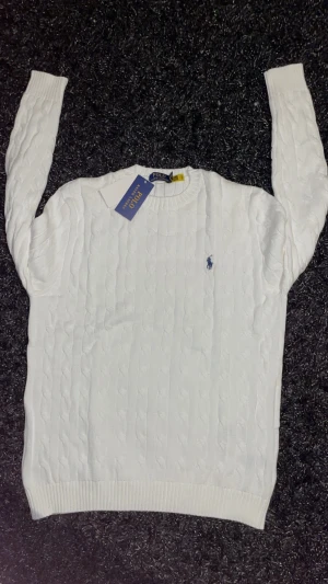  Ralph Lauren - Tja, säljer en vit tröja från Polo Ralph Lauren med klassisk blå logga på bröstet. Perfekt för dig som gillar stilrena samt fräscha plagg. Vid frågor eller funderingar är det bara att kontakta mig!! Tröjan är ej orginal därav priset! Qr kod funkar!