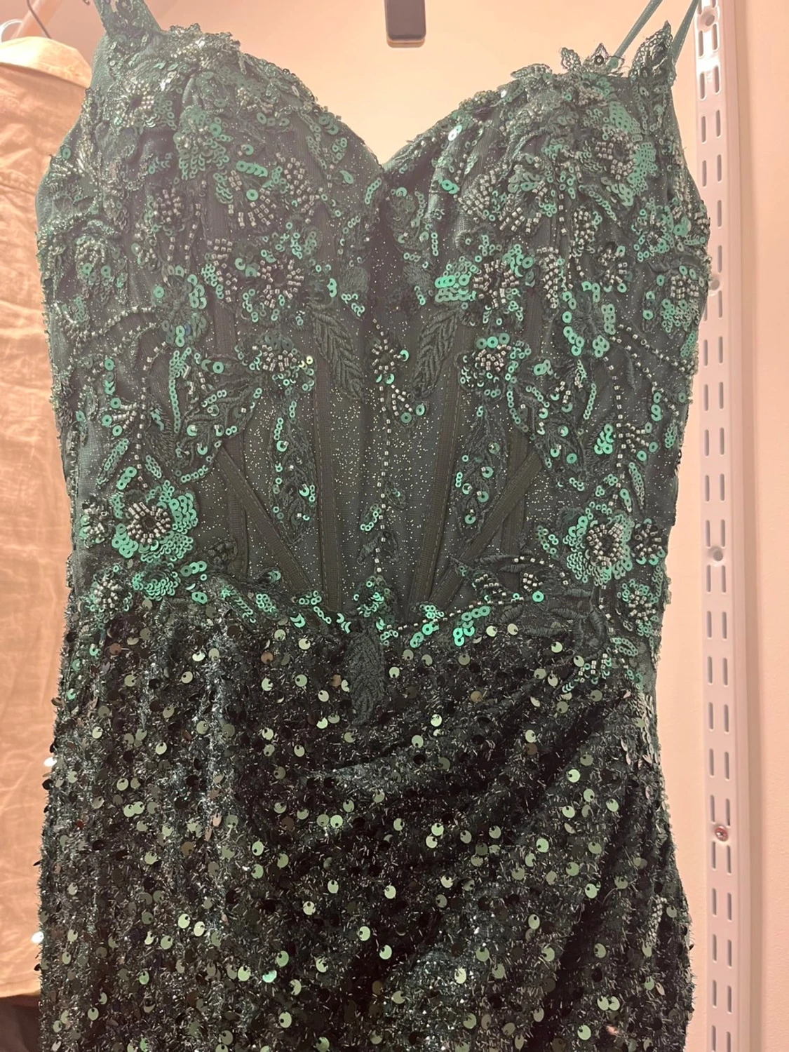 Glittrig grön långklänning med slits - 2