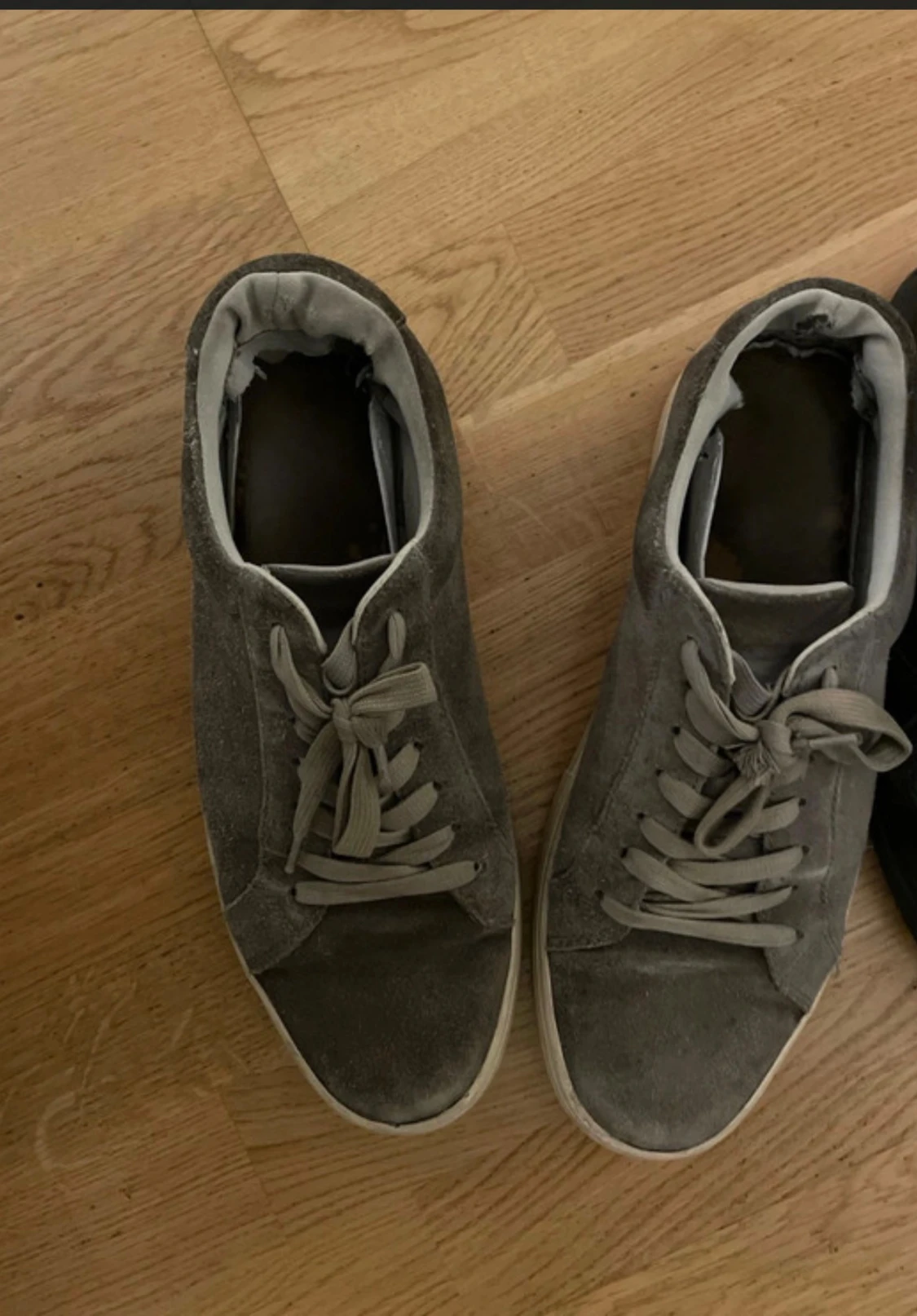 Grå mockasneakers med snörning - 1