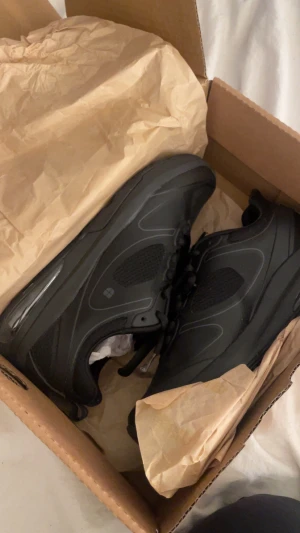 Svarta sneakers med snörning - Snygga svarta sneakers med sportig design och meshdetaljer på sidorna. Skorna har rund tå, platt sula och klassisk snörning. Perfekta för dig som gillar en stilren look och vill ha bekväma skor till vardags. Slip & oil resist Använd en gång, väldigt bekväma och fina. Tror nypriset är kring 600kr 