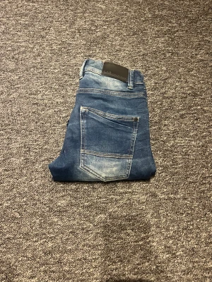Mörkblåa jeans - Riktigt feta jeans!!👖Jeansen är i storlek 152 men passar nästan mig som är 170, vilket betyder att dom är väldigt stora i storleken och passar dom flesta✅Så skulle säga att dom är i XS.