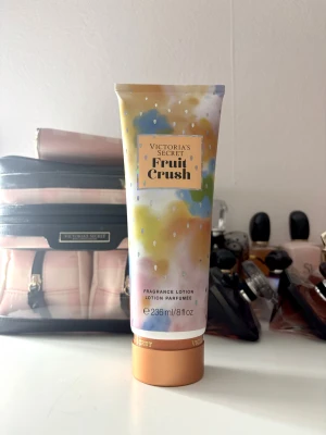 Victorias Secret body lotion - Victorias Secret body lotion i doften fruit crush. Doftnoter syns på andra bilden. Den har aldrig använts och är oöppnad💛
