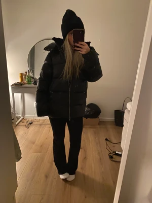 Massimo dutti jacka - Intressekoll!!!! Svart Massimo dutti jacka, förra årets modell. Använd 1 vinter🤍 strl xs. Nypris 2300kr