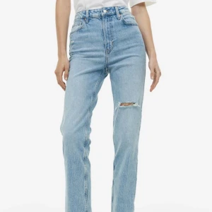 H&m vintage straight byxor jeans - I nyskick använd 2 gånger tror jag! Har också denna i grå Vintage straight model