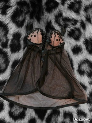 VS nattlinne - Såå fint nattlinne med rhinestones från Victorias secret🎀Säljer då det inte kommer till användning.Finns en lite defekt på ett av satinbanden (se bild 7) men det är inget man lägger märke till. Storlek 36b