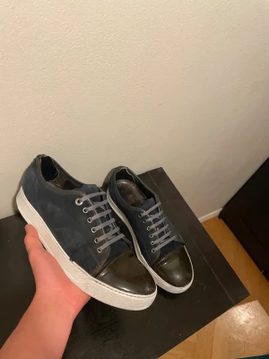 Mörkblå/olivgröna skor från lanvin - Feta mörkblå skor från Lanvin / skick 8/10 små defekter lite här och där vilket ses på bilderna / storlek 43/ Uk 9 / dustbag medföljer / kontakta via intresse eller annat och pris kan diskuteras!😊🙏