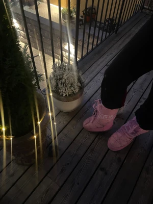 Rosa moonboots - Tjo säljer min systers rosa moonbots nypris ungefär 2400 liten defekt i baken av skon passar parfekt för vintern tex afterski ⛷️storlek 34-38 tveka inte att skriva till os om funderingar 