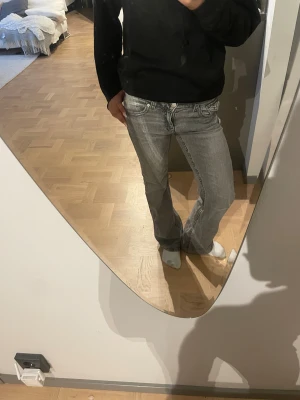 Bootcut jeans - Ett par gråa lågmidjade bootcut jeans från Gina 