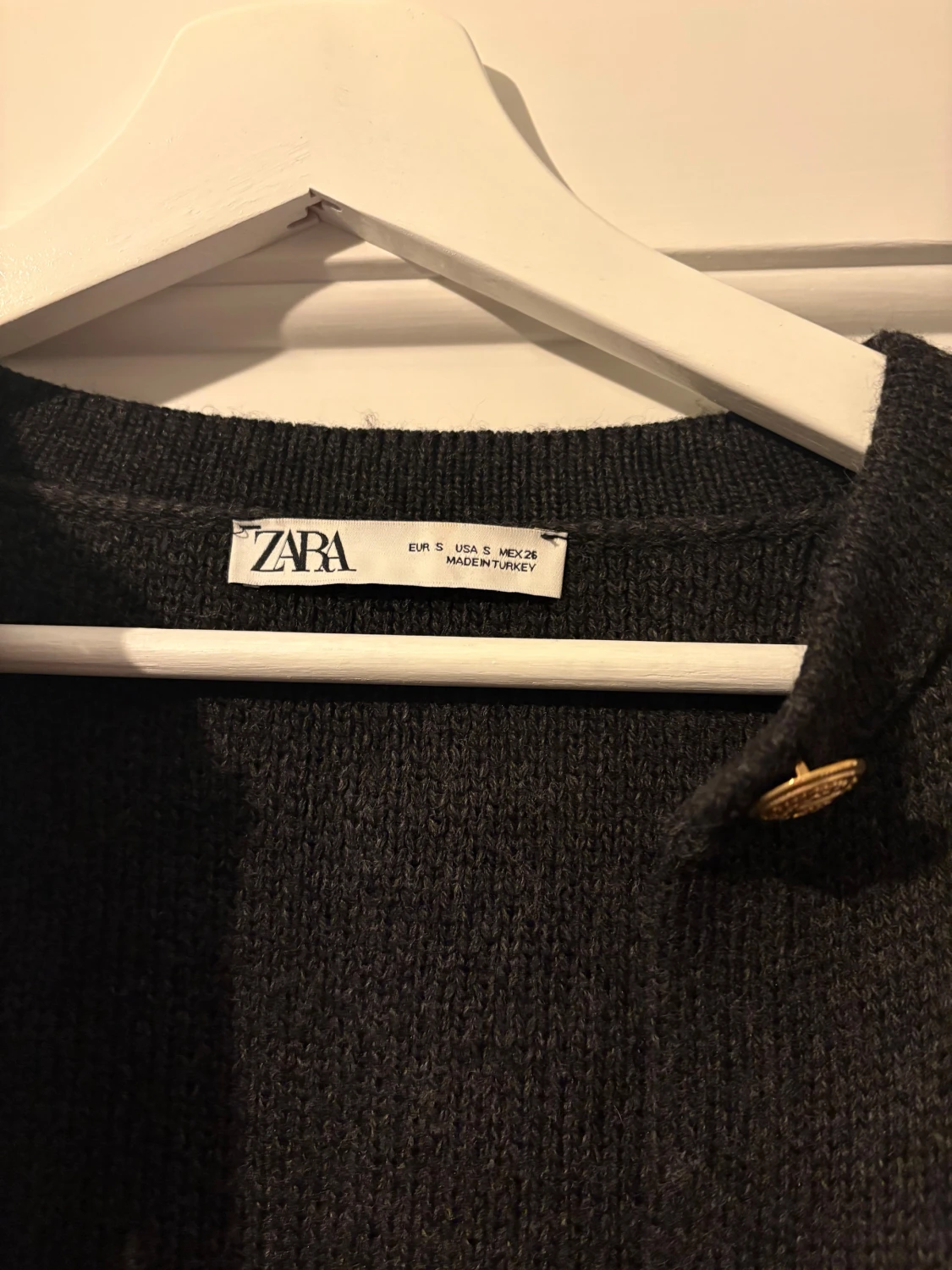 Mörkgrå stickad kofta med guldknappar från Zara - 4
