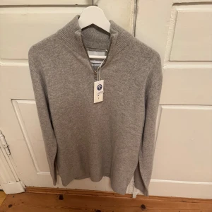 Grå merino half zip  - Säljer denna gråa merino half zip från Vailent i storlek M (passar även S), tröjan är helt ny med prislappen kvar och är aldrig använd! Nypris ligger på 800 kr. Priset ligger på 550 kr men kan diskuteras!