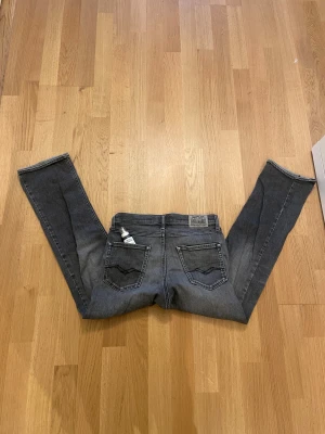 Replay svart jeans straight fit - Svarta jeans av replay blivit för små för mig nu formen på dom är Thad som ni ser på en av bilderna. Skriv vid frågor alla frågor uppskattas 😄