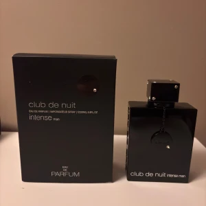 Club de Nuit Intense Man 200ml - Stilren och populär parfym med modern känsla. Perfekt för dig som vill sticka ut och göra intryck. Stor flaska på 200ml – räcker länge och passar dig som gillar att alltid vara fräsch. Maskulin doft.