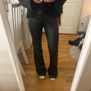 Snygga Skinnbyxor  - Otroligt snygga och eftertraktade skinnbyxor, endast använd en gång då det inte är min stil💕