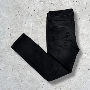 Jack&Jones jeans Slim/Glenn - Säljer dessa svarta jeansen med slitningar från Jack&Jones. Jeansen är i den populära modellen Slim/Glenn och har inga defekter. Skriv vid intresse, priset är något förhandlingsbart!