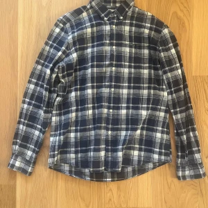 Rutig skjorta - Blå och grå rutig button down skjorta från barbour i bomull och linne.