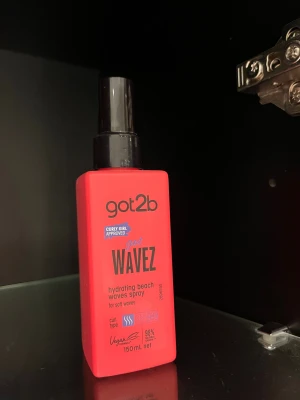 got2b got WAVEZ hydrating spray - Hydrating beach waves spray från got2b i en snygg röd plastflaska med svart spraymunstycke. Ger mjuka vågor och är Curly Girl Approved. Innehåller 150 ml och har vegansk formula med 98% naturligt ursprung.