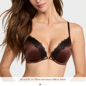 Victoria Secret bh - Denna bh ifrån Victoria secret är hur fin som helst tyvärr klippte jag av lappen och kan inte returnera då den inte passar mig, så den är nyskick utan lapp, har en i svart med