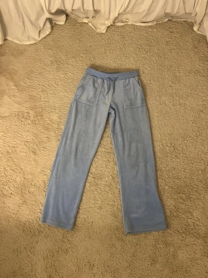Juicy couture byxor  - Jätte fina Blå juicy byxor säljer pg att dom blivit för små storlek 9 till 10 år pris kan diskuteras 