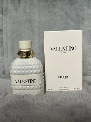 Valentino Uomo Born In Roma Ivory - Helt ny, oanvänd då jag råka köpa två. 100 ml. Perfekt julklapp till bror, pojkvän, pappa osv. Förpackas ordentligt med plast i en box x2. Kan gå ner i pris vid snabb affär. Upplagd igen då köparen avbröt 