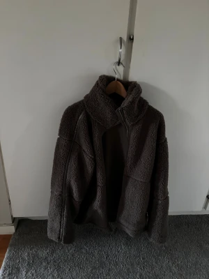 Brun teddyjacka från H&M,  - Mysig brun teddyjacka från H&M i storlek M. Säljer då jag aldrig använder den använd ungefär 5 gånger så den är i väldigt bra skick 
