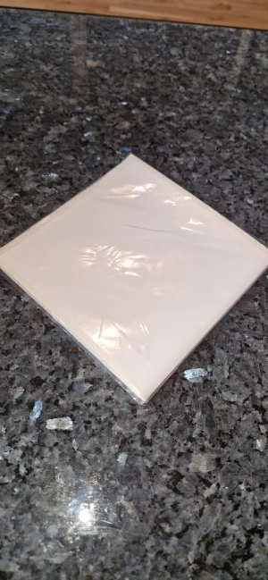 Dekorplast Kakel - Tile Style Decals - självhäftande dekor för kakel och ytor. Produkten är ny i förpackning, inga synliga defekter eller slitage. Enkel applicering enligt instruktion på baksidan. Perfekt för att fräscha upp kök eller badrum med stilren design.