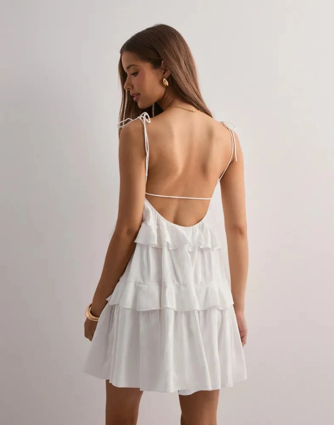 Vit volangklänning med öppen rygg - 1