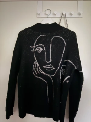 Svart stickad tröja med ansiktsmotiv - cool svart stickad tröja från only💝💝