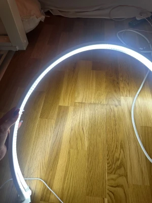 LED-båge arbetslampa med USB - Praktisk LED-båge arbetslampa med starkt vitt ljus, perfekt för nagelbord eller detaljarbete. USB-anslutning och enkel knapp för av/på. Lampan är i gott skick, inga synliga defekter eller slitage. Modern design och flexibel placering. Perfekt nagellampa 