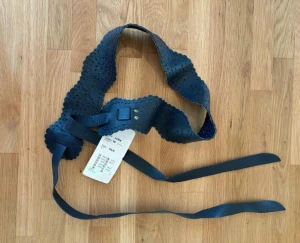 Svart skärp Greenhouse - nytt - Svart skärp Greenhouse Reglerbar storlek (mätt 80 cm) Storlek XS/S oanvänt skärp med etikett Nypris 579