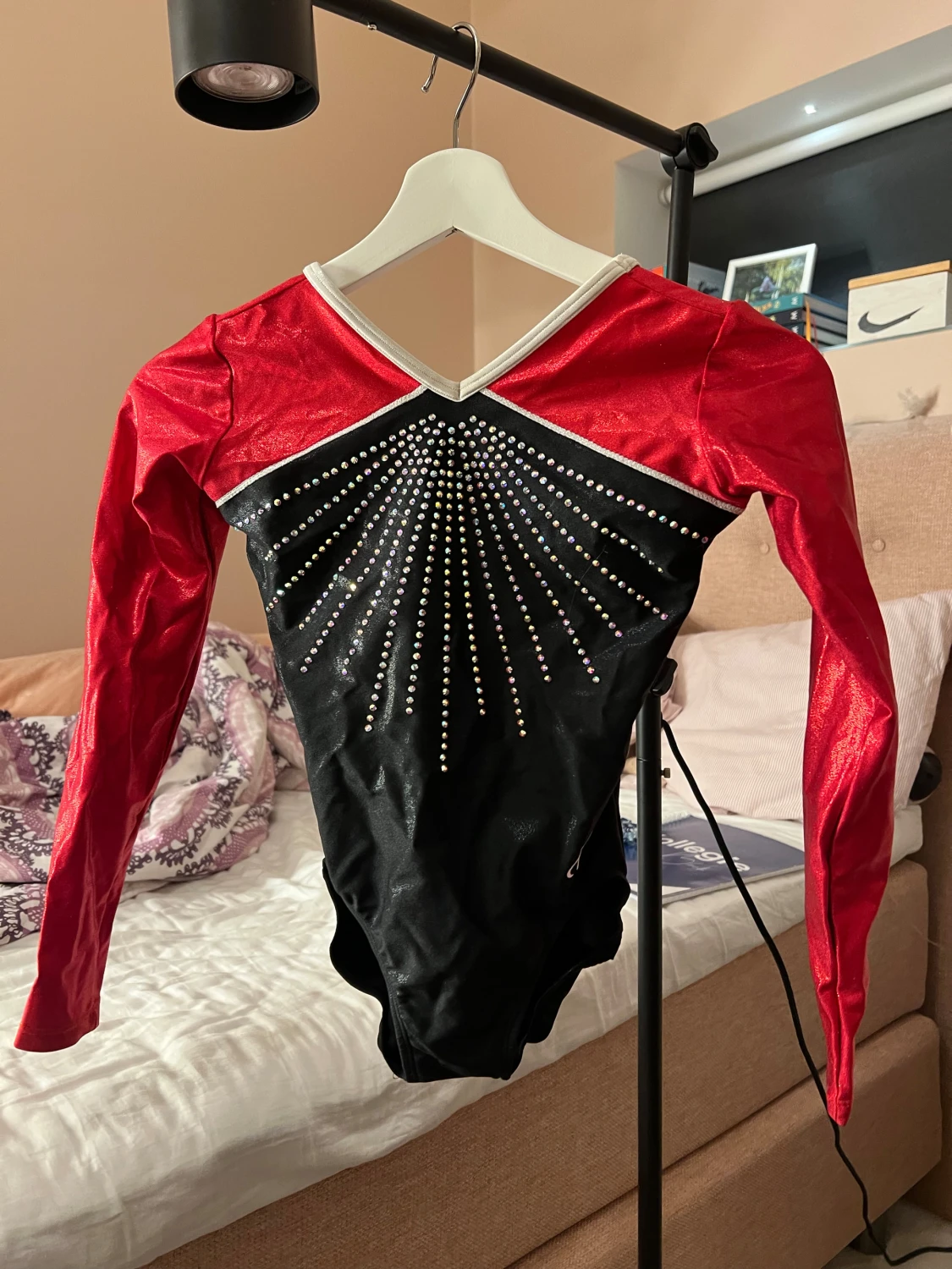 Svart och röd gymnastikdräkt med strass