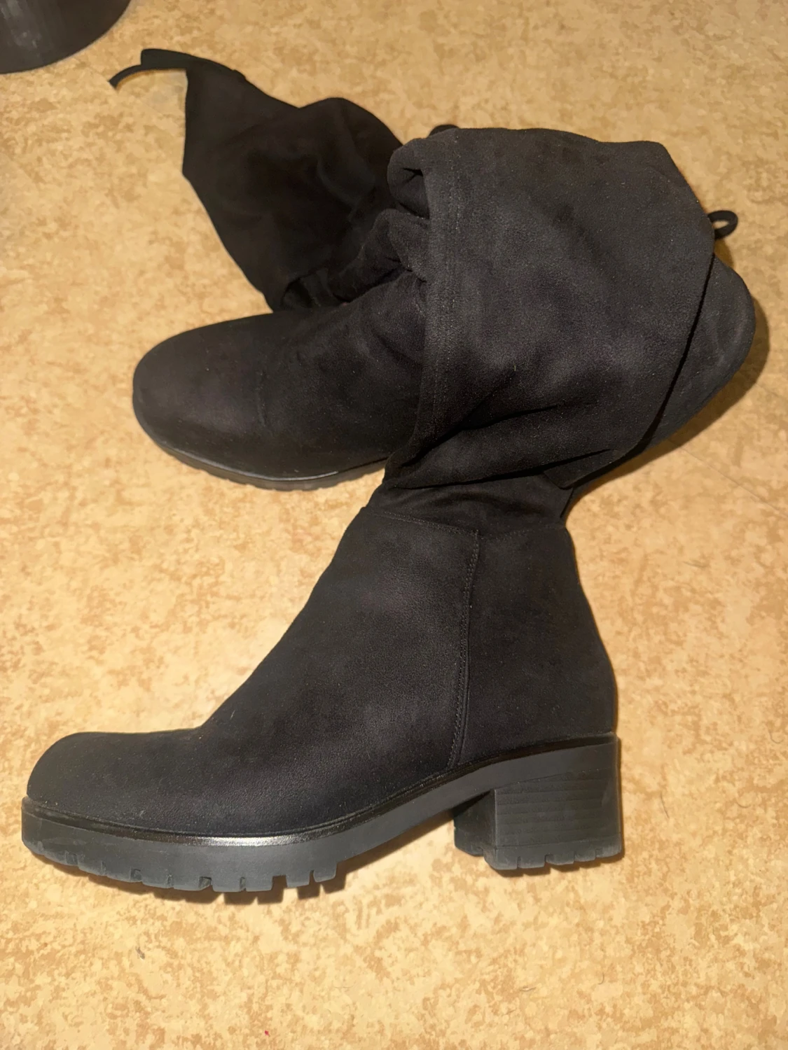 Svarta höga overknee stövlar med klack