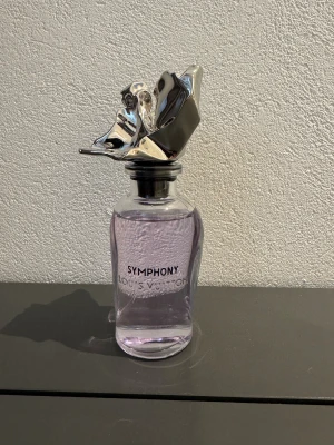 Louis Vuitton Symphony  - Louis Vuitton Symphony är en lyxig, citrusfräsch och energisk doft med ingefära, grapefrukt och träiga toner. Modern, elegant och perfekt för vardag året runt. Finns som tester i 2 ml, 5 ml och 10 ml. 2 ml kostar 200kr, 5 ml kostar 400kr och 10 ml kostar 790kr.