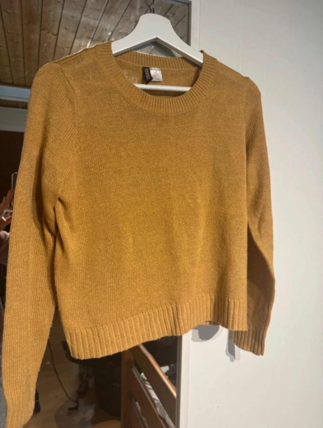 Gul stickad tröja  - 1