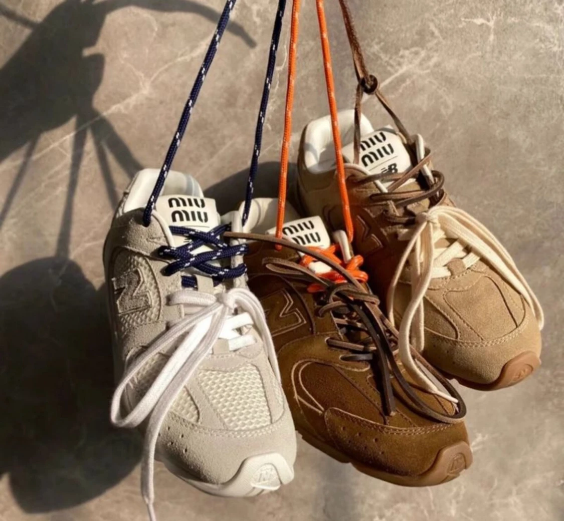 Miu Miu sneakers i beige mocka - 1