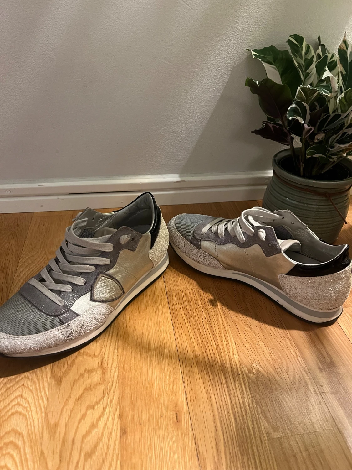 Grå-silver sneakers från Philippe Model