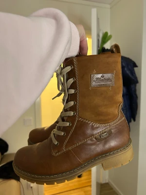 Jättefina vinterskor - Jättefina vinterskor som passar med allt och är super fina, känns fint också! Säljer pgrund av att de inte passar längre :(