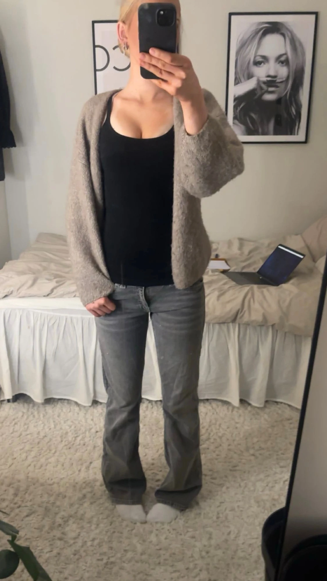 Grå bootcut jeans med broderad ficka - 2