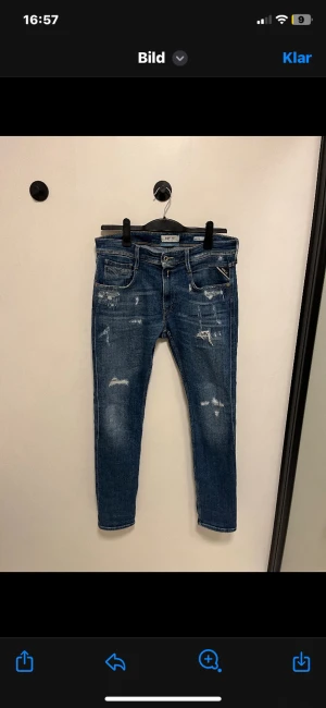 Replay Anbass jeans - Säljer ett par Replay Anbass jeans. Storlek 32w 34L passar bra på dom som är 185-195. Köpta på NK KVITTO kvitto finns. Det är bara att hör av er om ni har några funderingar