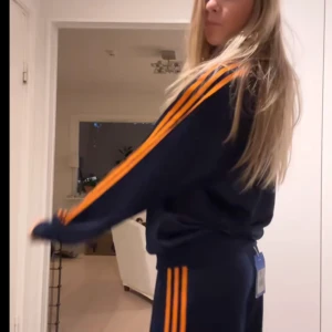 Adidas trackpants!! - första bilden lånad (inspobild) otroligt snygga orginella adidas trousers !! De är svarta med guldkanter, så trendigt och unikt. Älskar dem så, tyvärr för korta. 🥹 super strechug midja o passar någon 160cm-168cm.  Köpta i köpenhamn men lappen avklippt, nypris kan vara 700kr-1500kr.(utsäktar för dåliga bilder, fråga om fler)