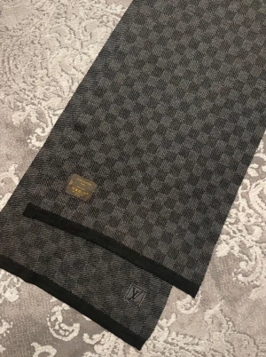 Halsduk - Svart grå halsduk med rutiga mönster 