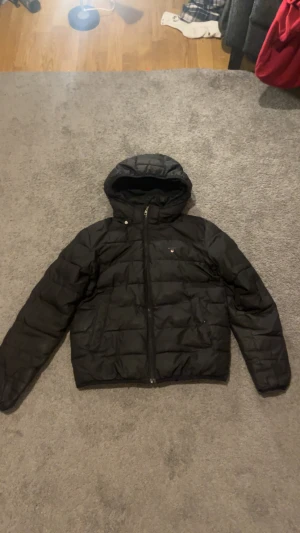 Svart gant pufferjacka med huva - Tja, säljer denna gant jacka  i stl 152-164 | Den är använd ca 15 gånger och därmed i bra skick |  Hör av dig vid frågor
