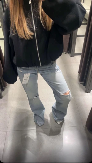 Zara jeans  - Super snygga lågmidjade jeans från Zara som använts max 5 gånger, för långa på mig som är 163💕