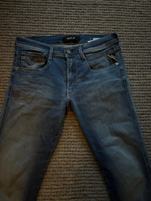 Replay anbass - Replay Anbass w 31 L 32 med mycket fina faders och dessa jeansen ör i mycket fint skick inga defekter! Nypris 1800! Sitter slim