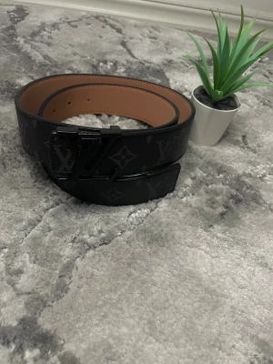 Louis Vuitton  - Louis Vuitton Storlek: 110cm📏  Skick: 10/10♻️   Pris:250 kr💵   Färg: svart  Frakt: Fraktas samma dag, anländer till ditt hus inom 3-4 dagar🚚   Tveka inte att skriva vid minsta fråga!💭 