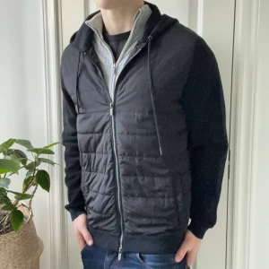 Massimo Dutti cardigan - Massimo Dutti cardigan Storlek L, modellen är 180 cm 75 kg. Väldigt fin cardigan med skön passform 🙌en riktigt favorit hos oss 🙌