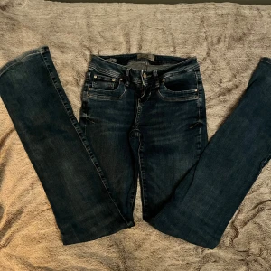 Mörkblå jeans från LTB - Snygga mörkblå jeans från LTB 