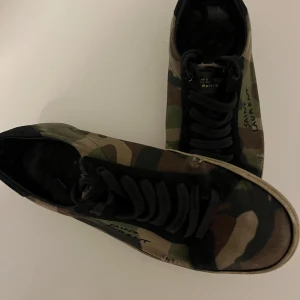 Saint Laurent camo skor - Äkta Saint Laurent skor. De är camo mönster och otroligt feta. Perfekta till vintern eftersom att de smälter in lite med årstiden. Storlek 41 men passar som 42. Priset går att diskuteras. Inga oseriösa köpare tack😁.