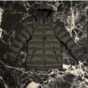 Peak Performance Down Hood  - Säljer denna jacka använt sparsamt.  Modell: W Down Hood Jacket Storlek: XS Midja: 64cm  Bröst: 80cm Ärm: 58cm  Höft: 89cm  Tveka inte på att skriva vid frågor. Passar både S och XS 
