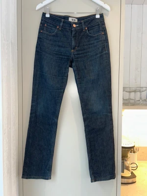Acne jeans - Säljer nu mina Acne jeans i modellen HEX DC i väldigt bra skick, har använt dem max 10 gånger. storlek: 30/32. Materialet är 98% bomull och 2% elastan för lite stretch. Perfekta för dig som gillar stilrena och tidlösa jeans. Priset är inte hugget i sten. Kom med bud och hör av er vid frågor!!!!