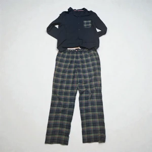 Rutigt Tommy Hilfiger set - 🧥 Rutigt Tommy Hilfiger Pyjamas Set  📏 Storlek L  ✅ Fint skick - Använts 1-2 gånger  🍂 Perfekt för vår/höst  🚭🐶 Från rök- och djurfritt hem  📦 Skickas samma dag eller dagen efter ✅